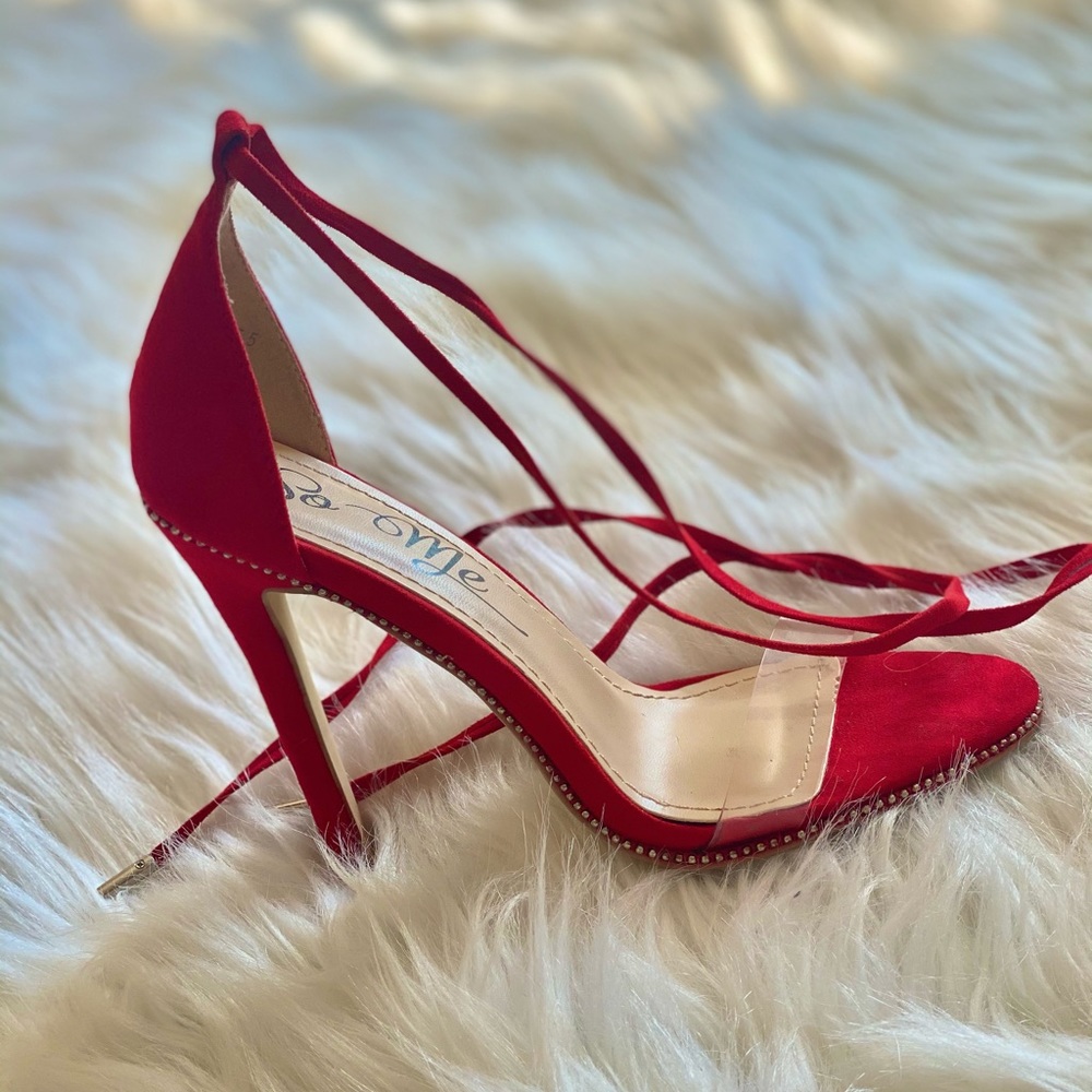RED TIE-UP HEELS.